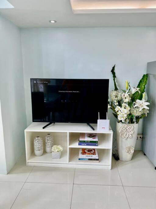 2br Unit At The Center Of Apartment