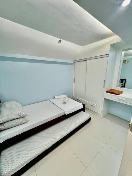 2br Unit At The Center Of Apartment *