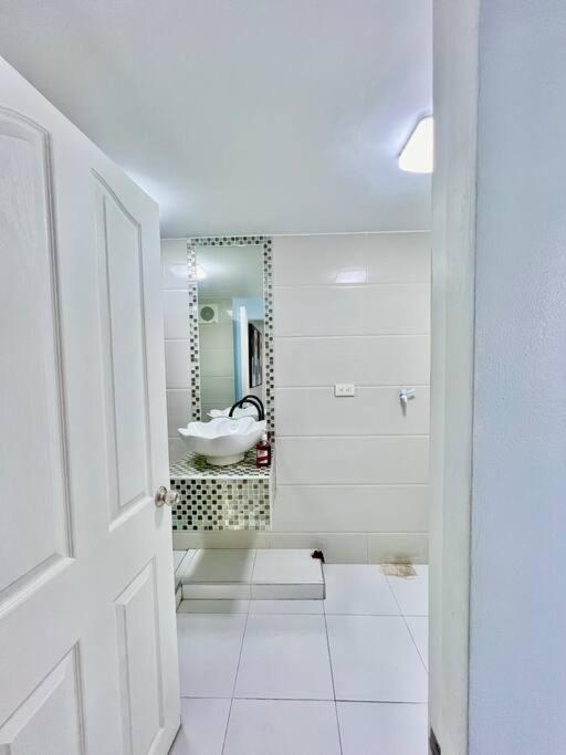 2br Unit At The Center Of Apartment *